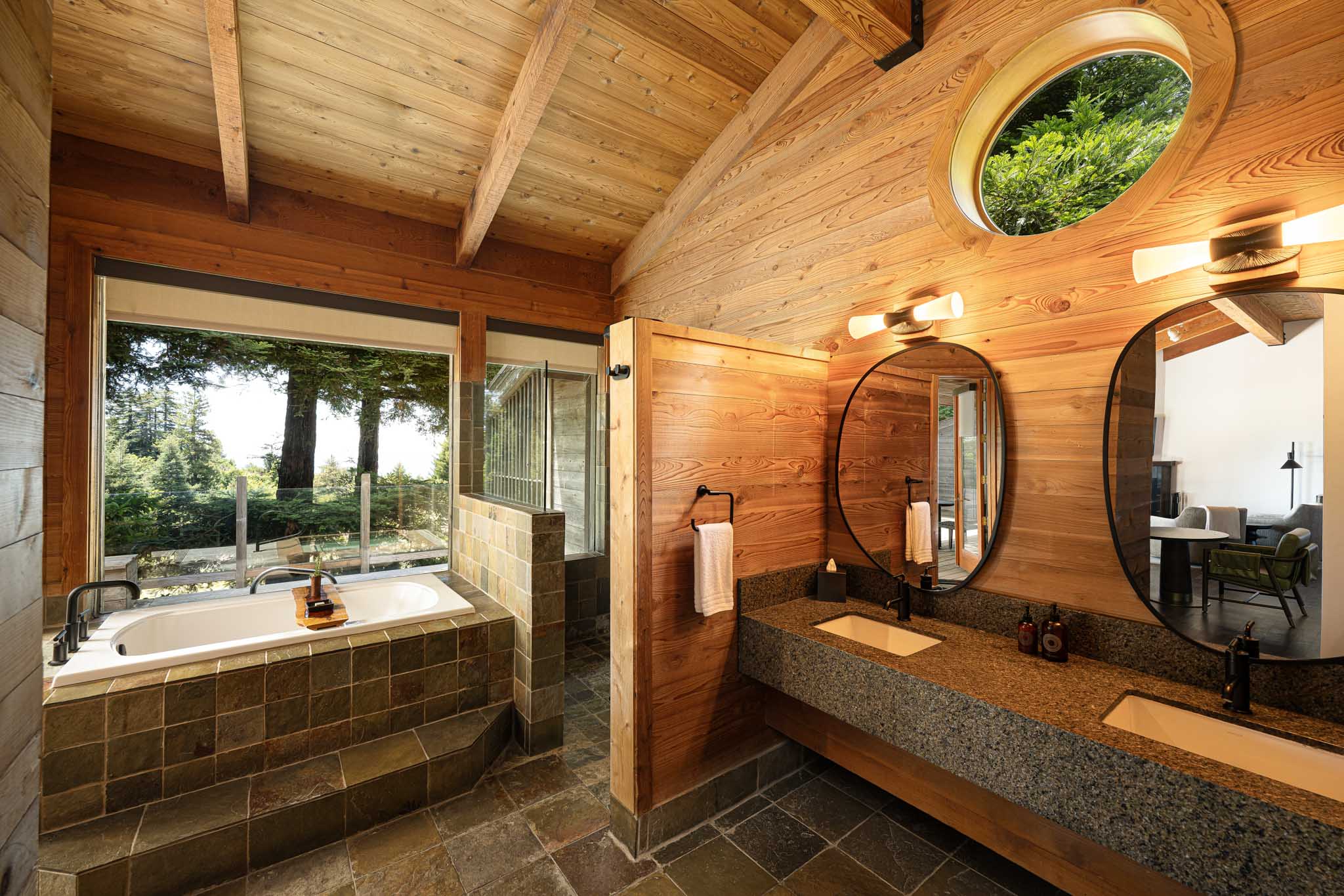 /images/stay/Vista Hot Tub Suite Bathroom.jpg